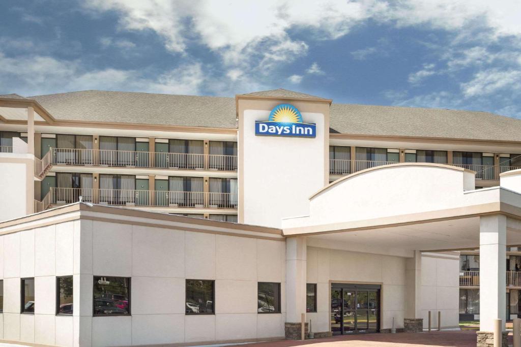 Days Inn by Wyndham Columbus-North Fort Benning Main image 1